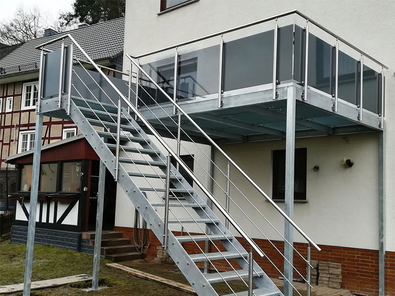Balkone mit Treppe