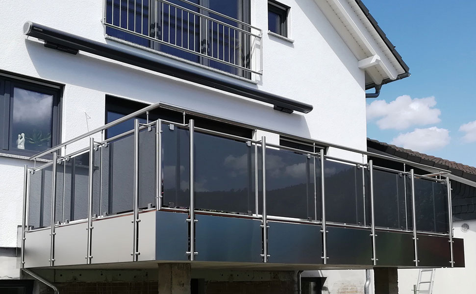 EdelstahlBalkongeländer mit Glasfüllung