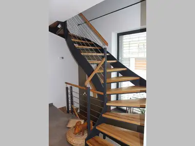 Stahltreppe aus gelaserten Treppenwangen mit passendem Geländer
